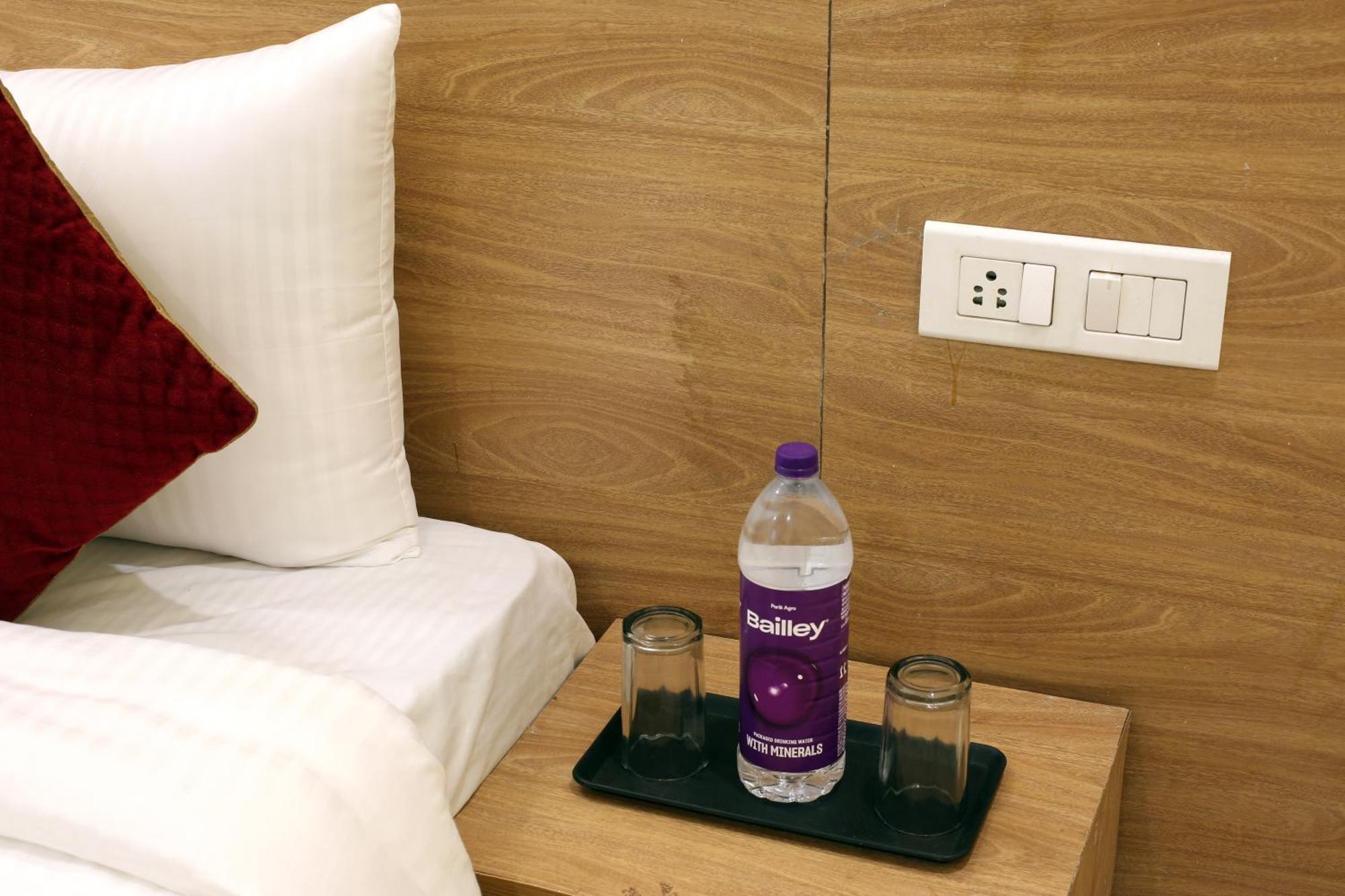 Hotel Lemon Suites & Banquet Noida Sector 62 외부 사진