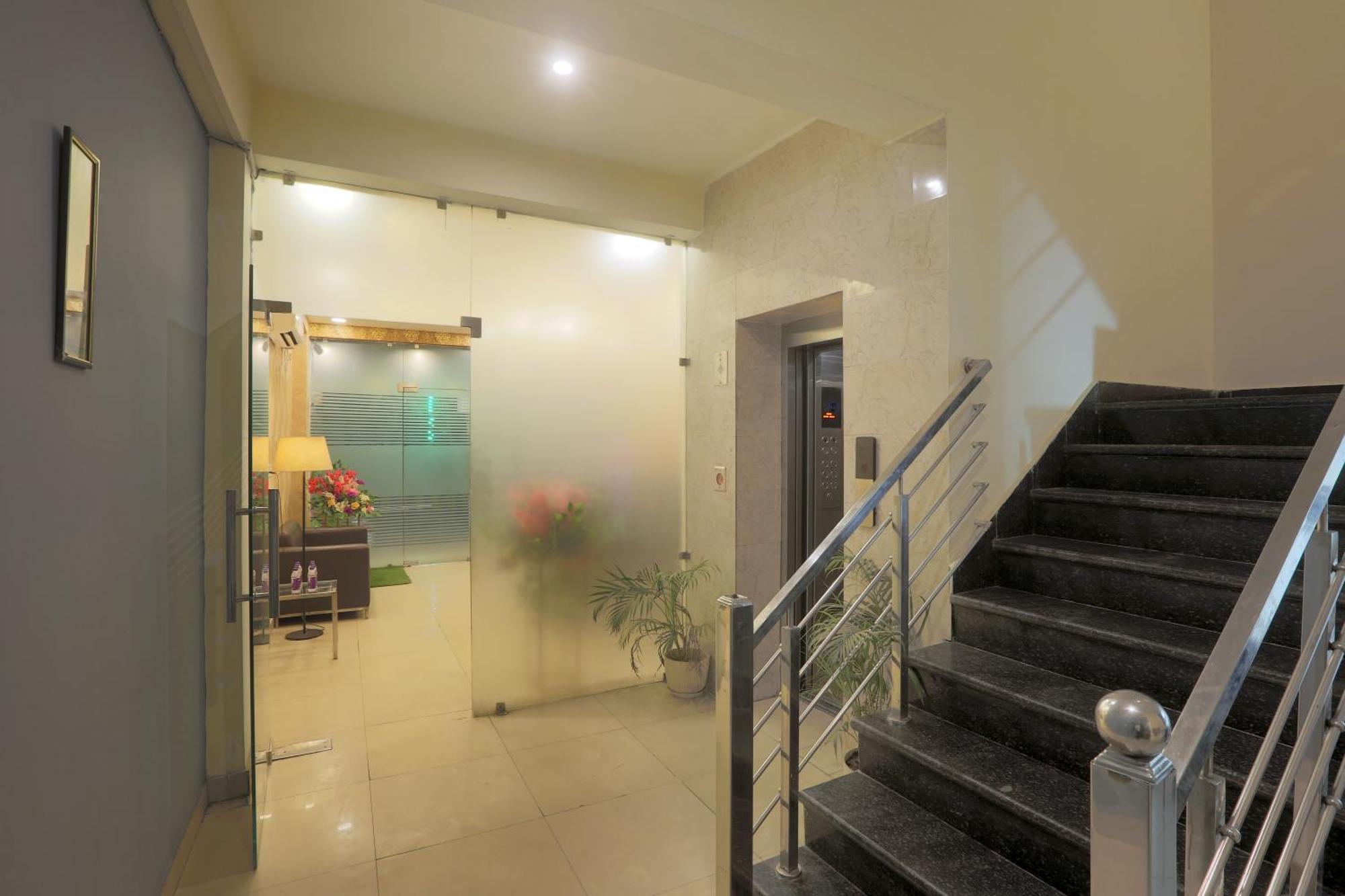 Hotel Lemon Suites & Banquet Noida Sector 62 외부 사진