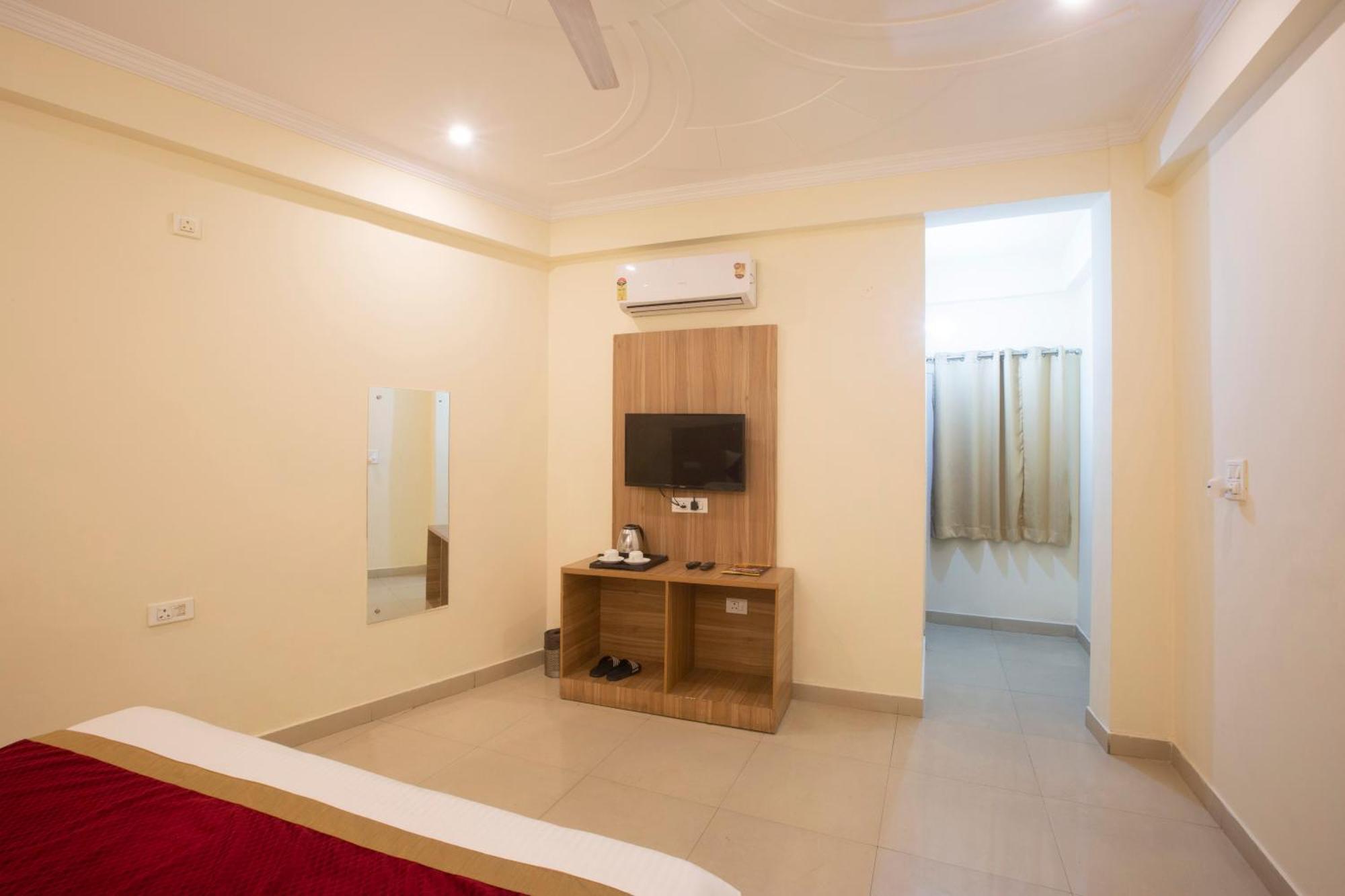 Hotel Lemon Suites & Banquet Noida Sector 62 외부 사진