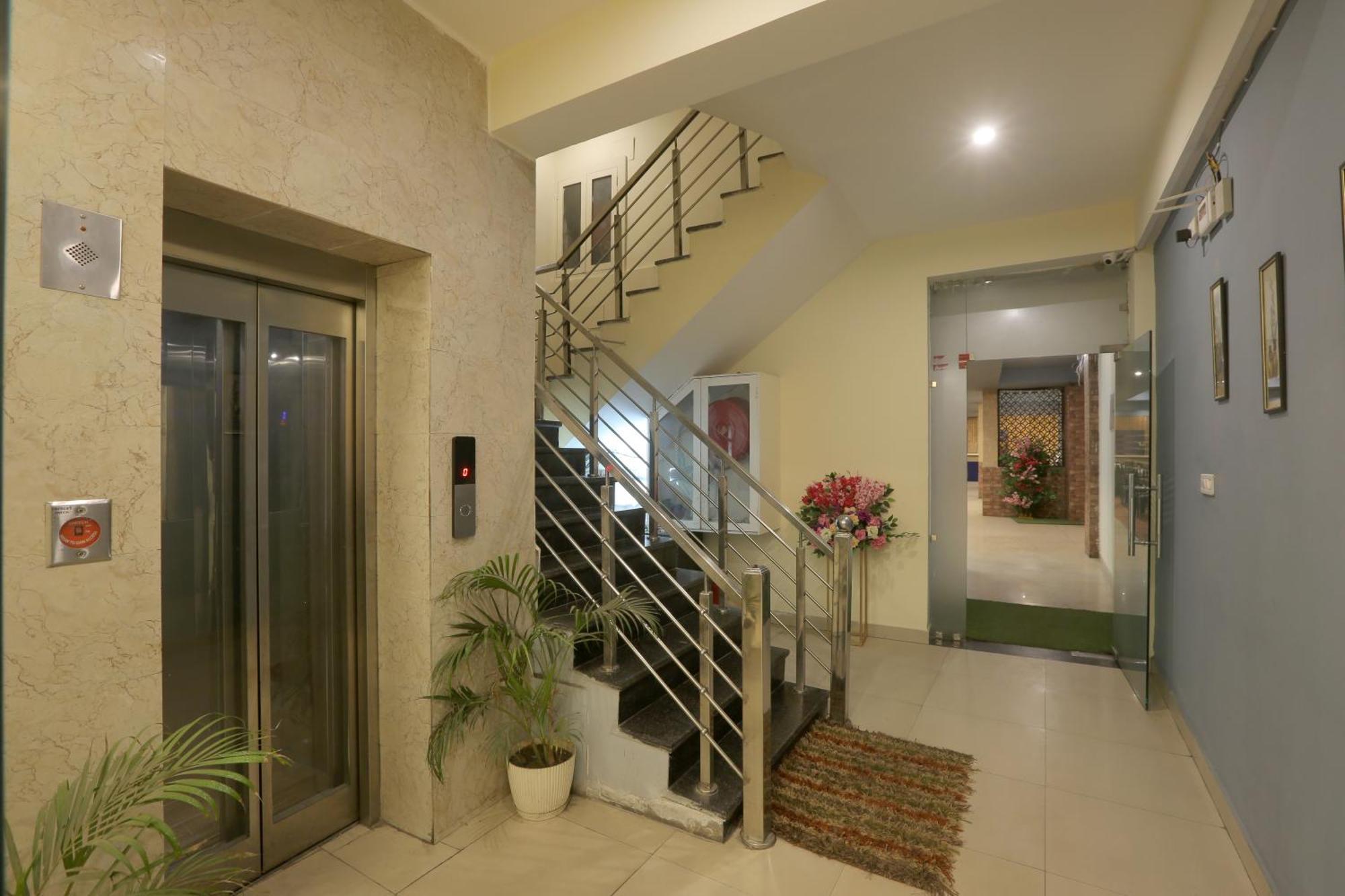 Hotel Lemon Suites & Banquet Noida Sector 62 외부 사진